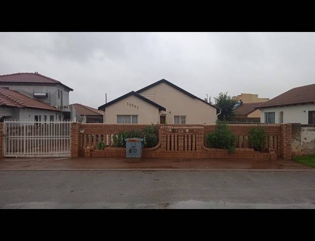 3 BEDROOM HOUSE FOR SALE IN DOBSONVILLE EXT 3